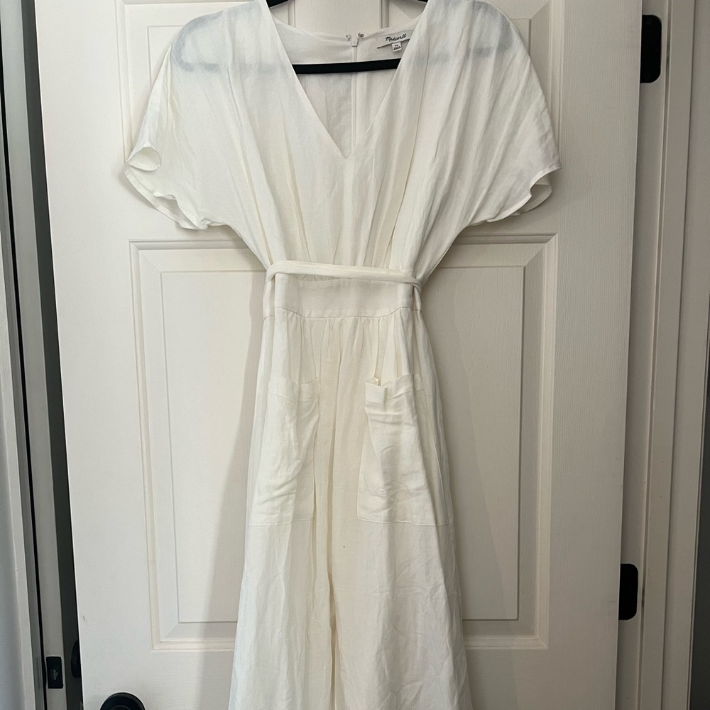 White/ivory madewell dress with front pockets and waist tie!